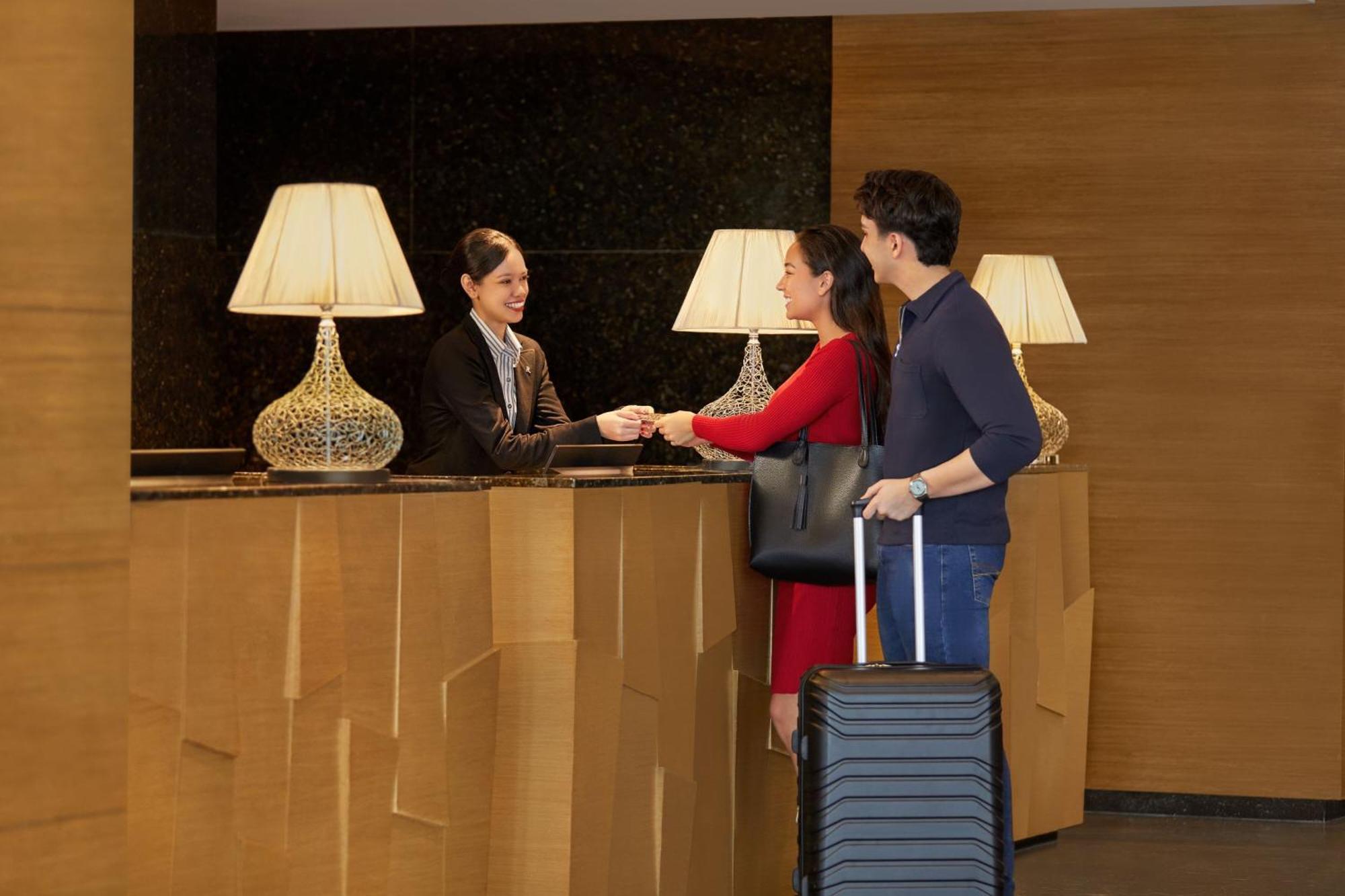 Renaissance Johor Bahru Hotel Exterior foto A hotel receptionist