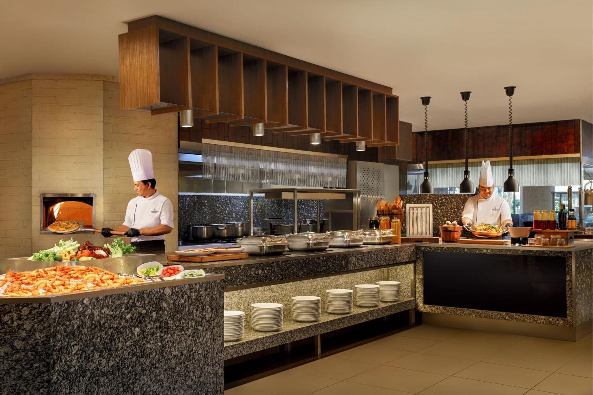 Renaissance Johor Bahru Hotel Exterior foto A live kitchen at a hotel