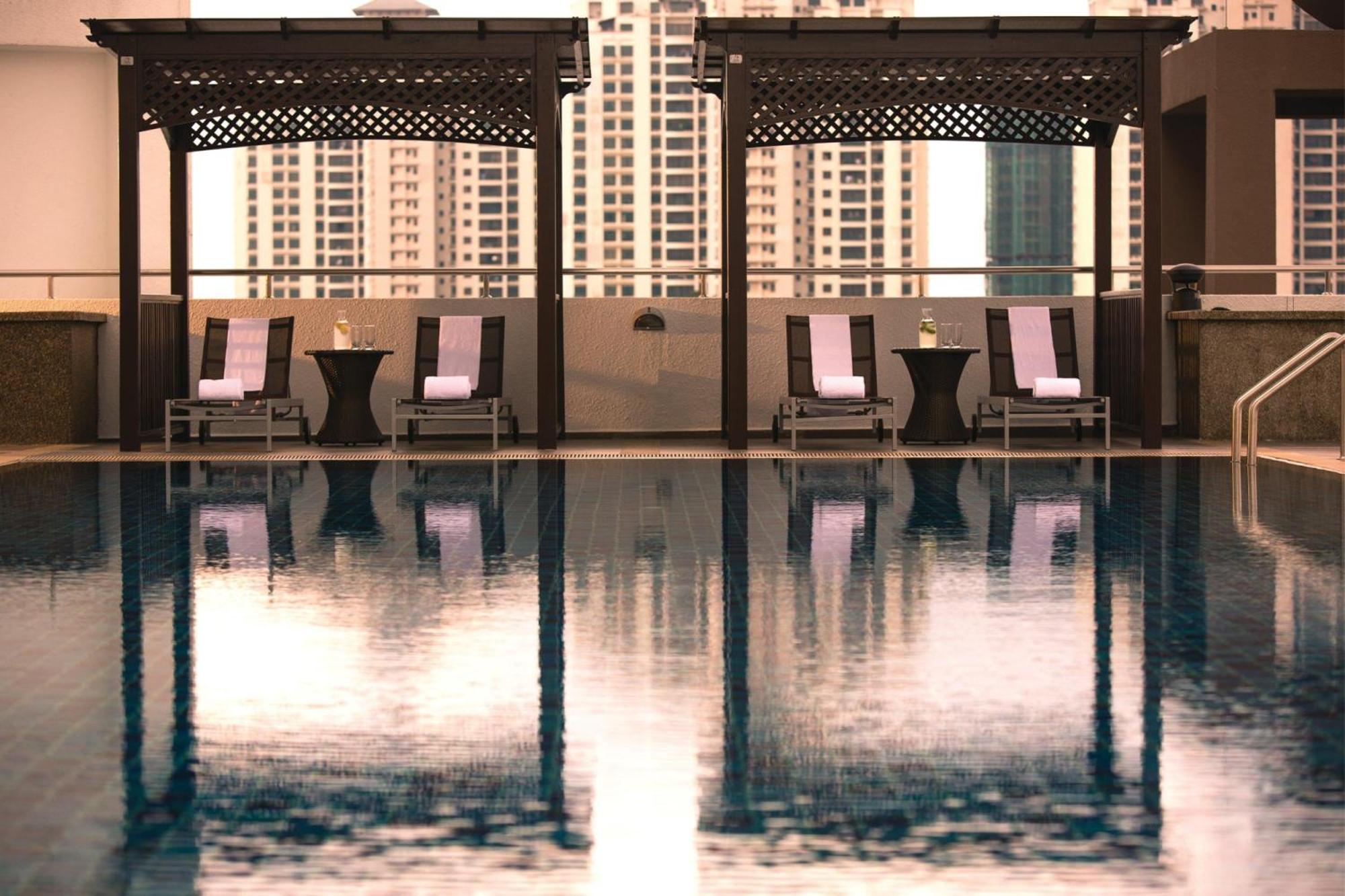 Renaissance Johor Bahru Hotel Exterior foto The pool at the hotel