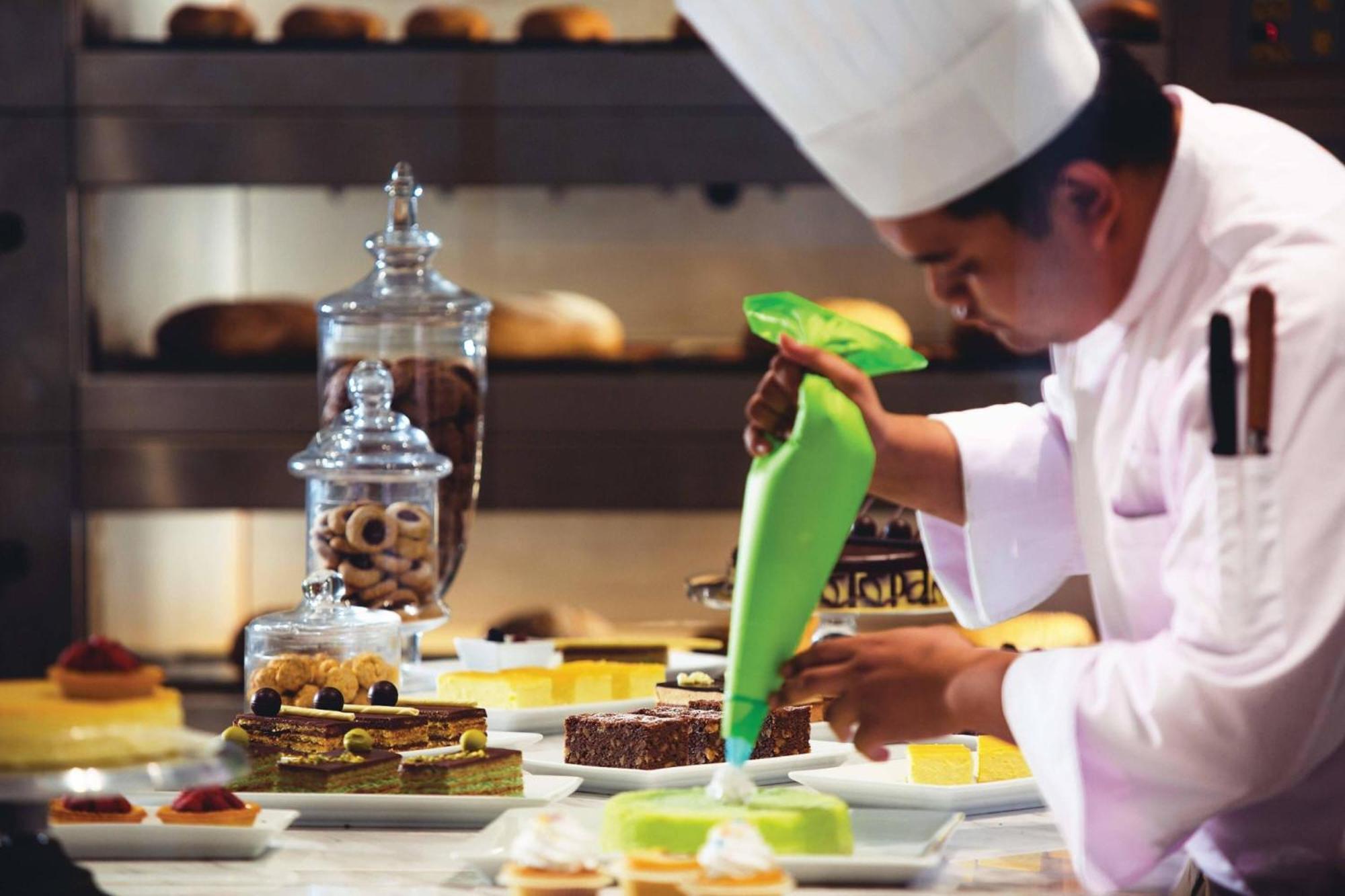 Renaissance Johor Bahru Hotel Exterior foto A pastry chef icing a dessert