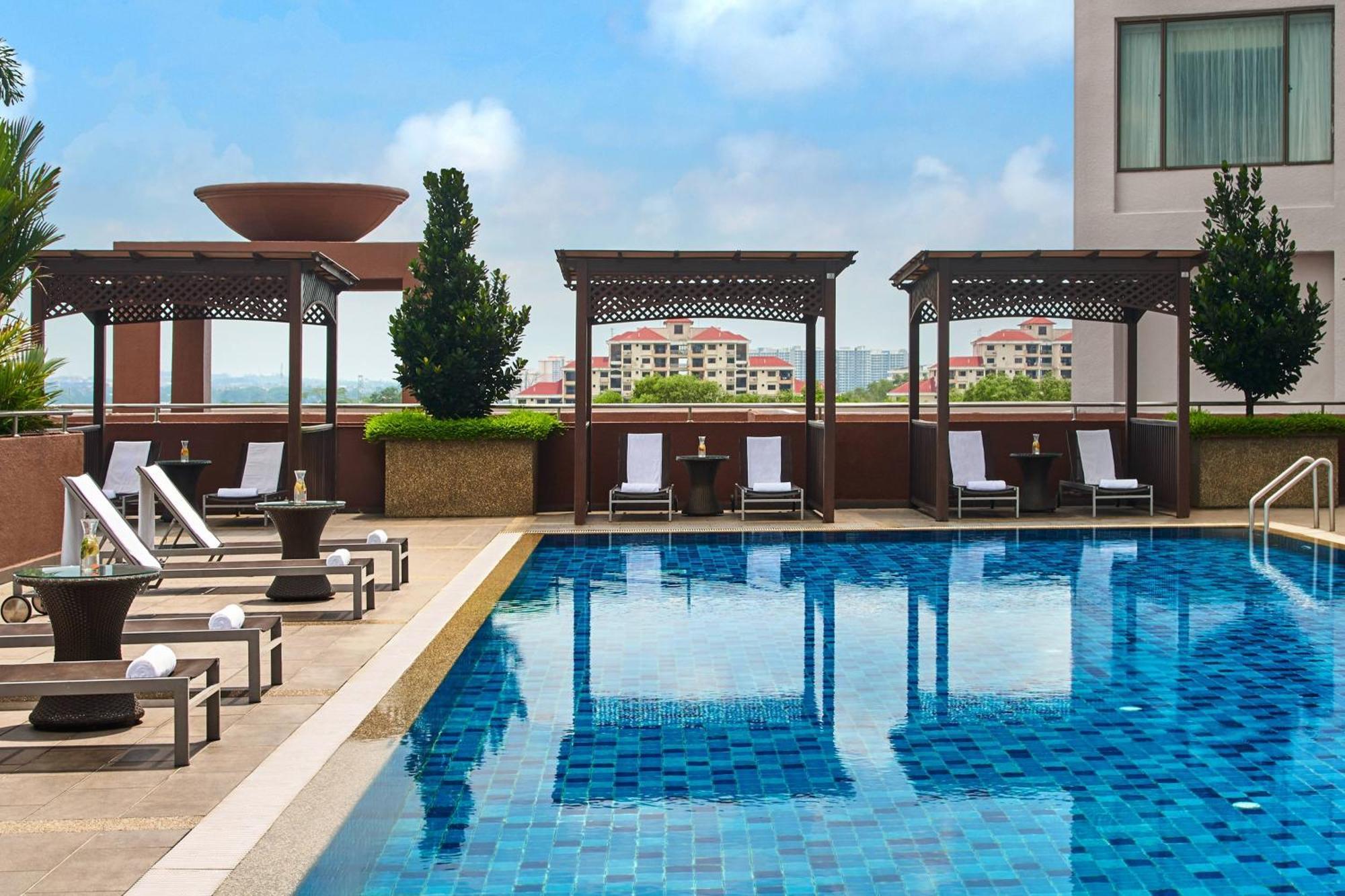 Renaissance Johor Bahru Hotel Exterior foto The pool at the hotel