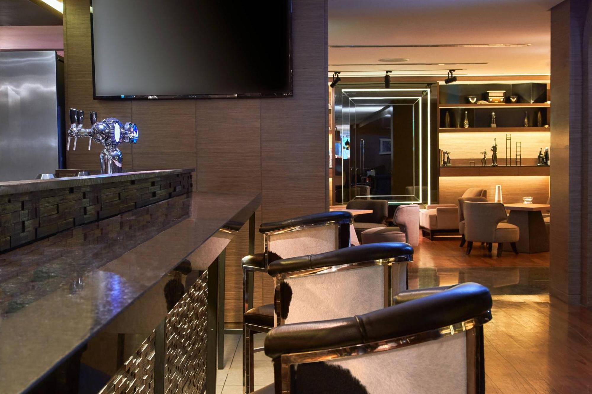 Renaissance Johor Bahru Hotel Exterior foto The bar at the lounge