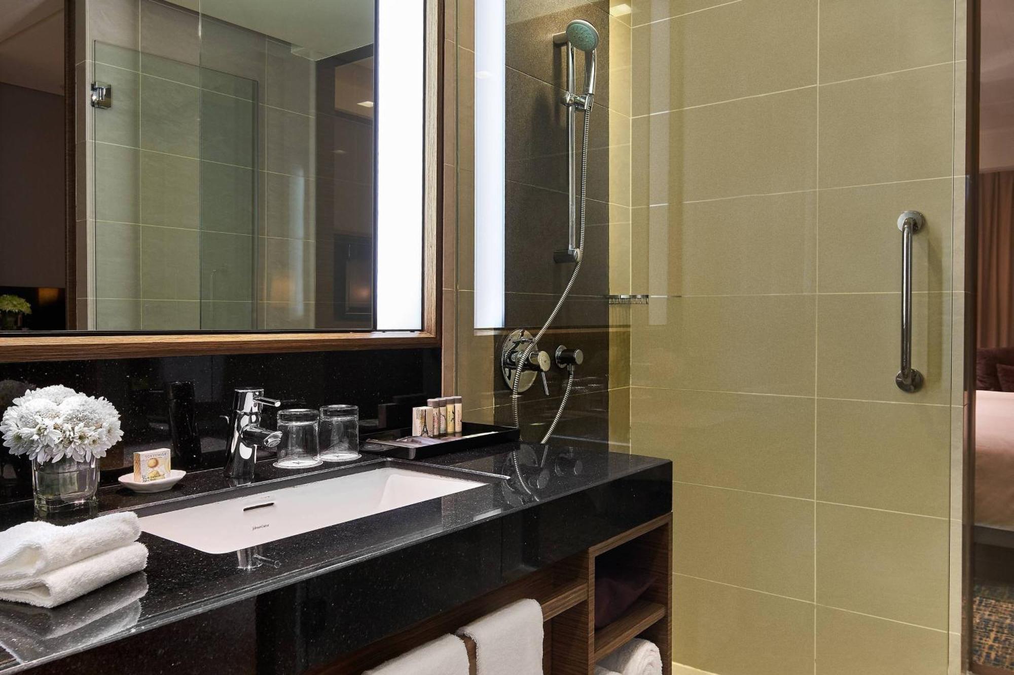Renaissance Johor Bahru Hotel Exterior foto Bathroom