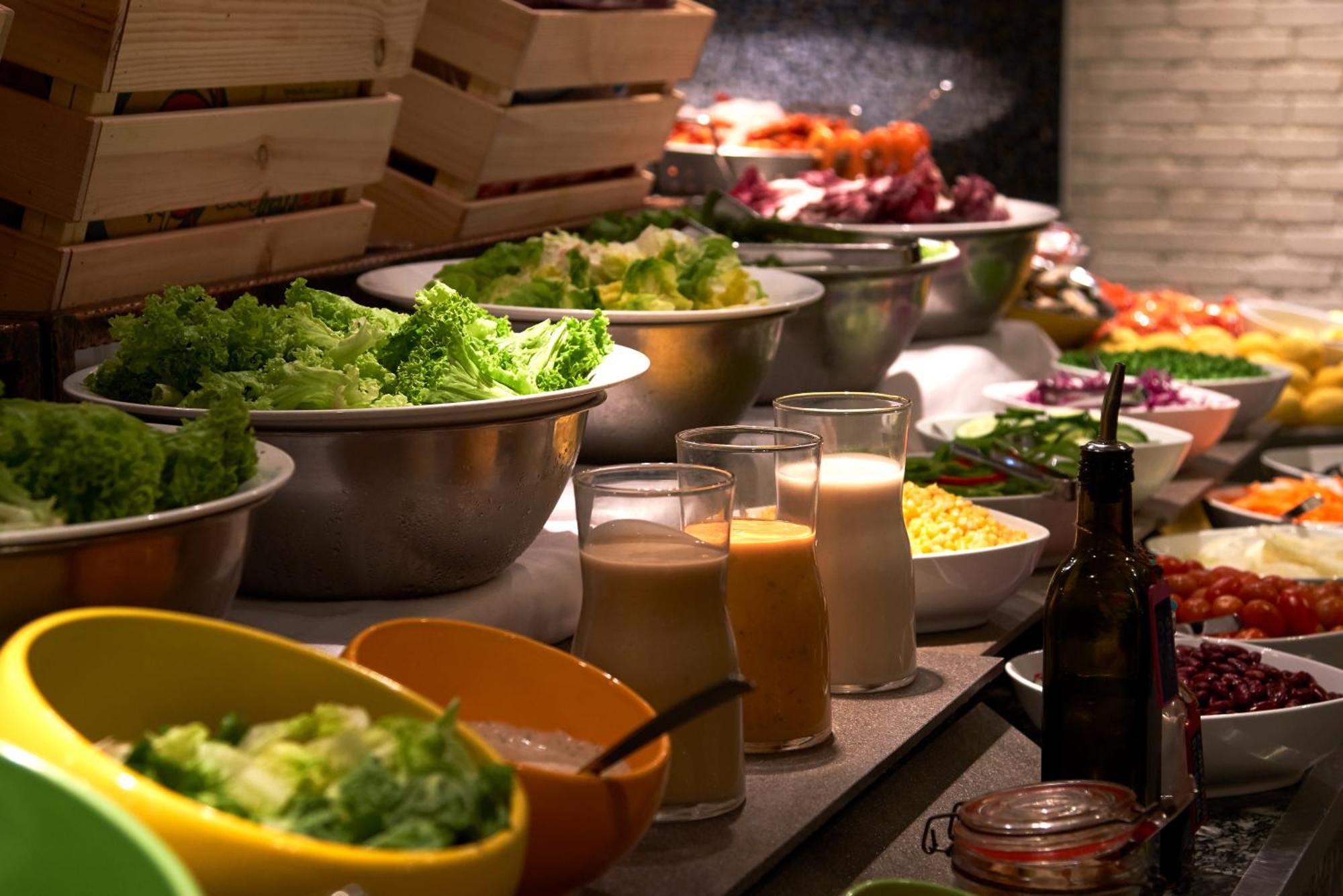 Renaissance Johor Bahru Hotel Exterior foto A salad bar