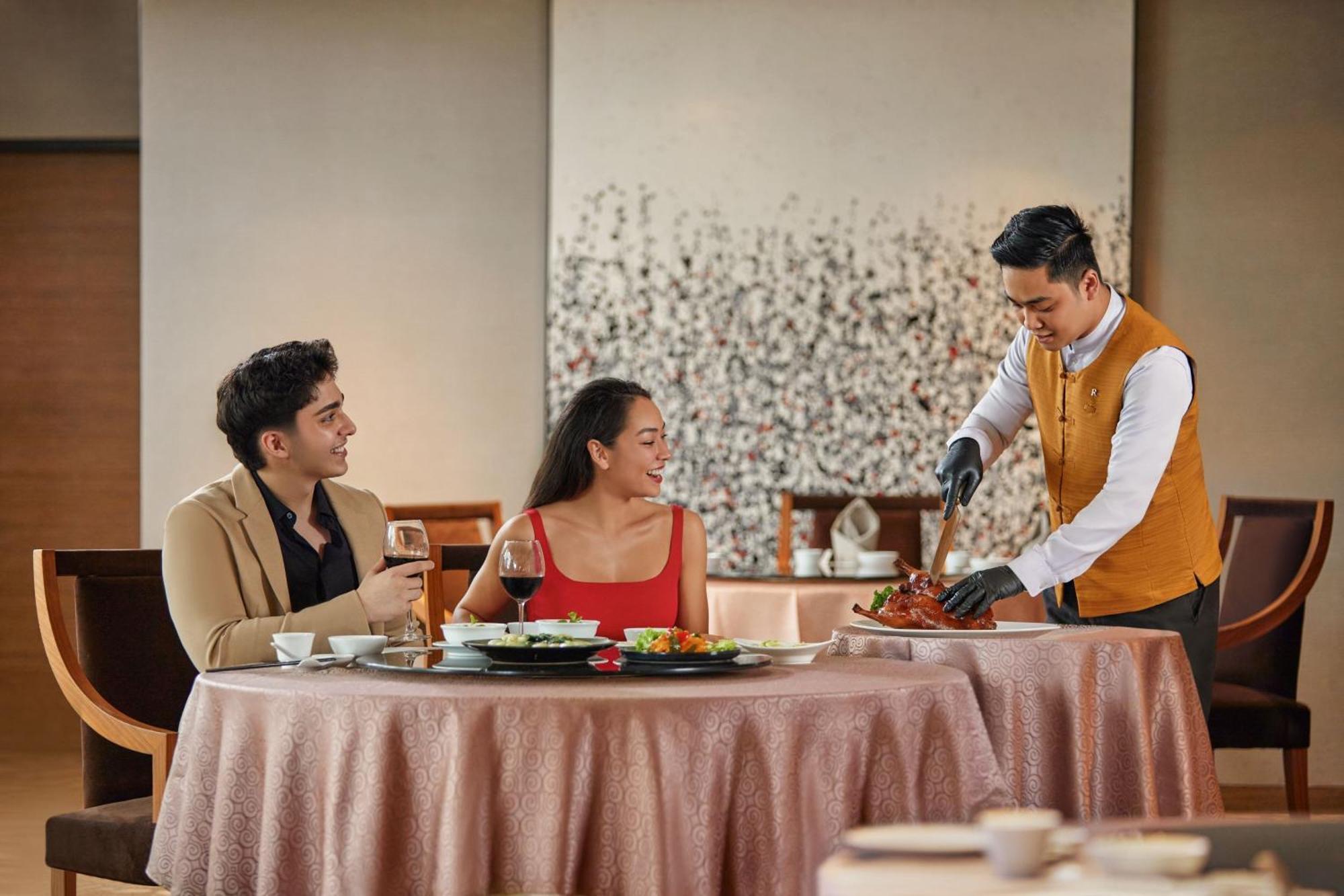 Renaissance Johor Bahru Hotel Exterior foto A butler serving food at a restaurant