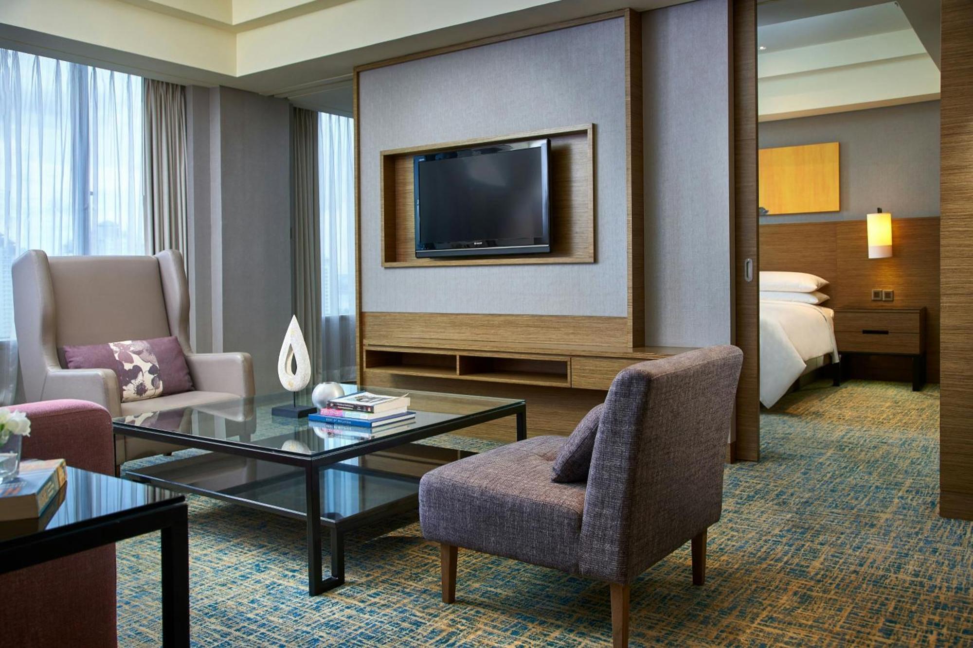 Renaissance Johor Bahru Hotel Exterior foto A suite at the hotel