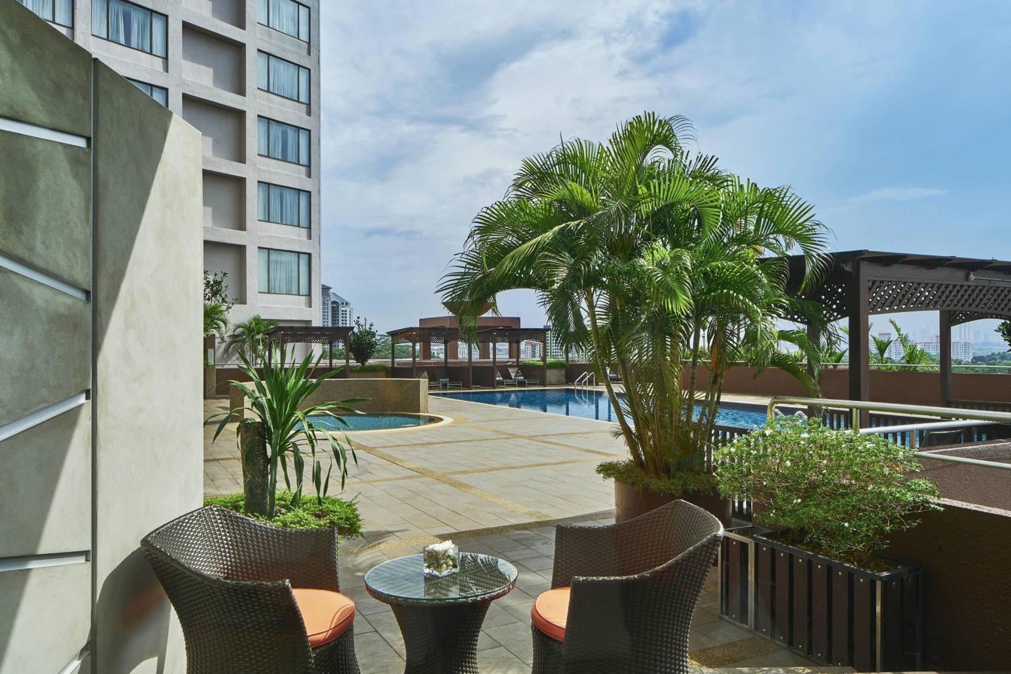 Renaissance Johor Bahru Hotel Exterior foto The pool at the hotel