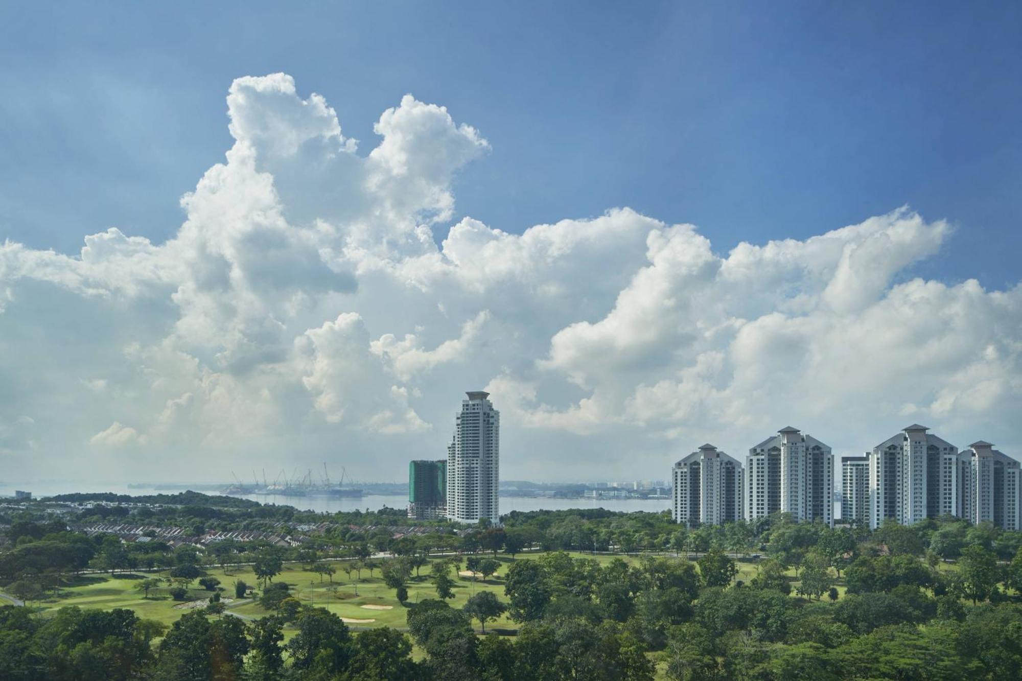 Renaissance Johor Bahru Hotel Exterior foto View of the Marina East area